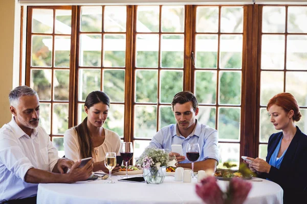 Gente Negocios Usando Teléfono Móvil Mesa Restaurante — Foto de Stock