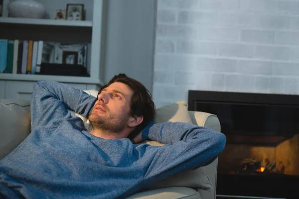 Muž Relaxační Pohovce Obývacím Pokoji Doma — Stock fotografie
