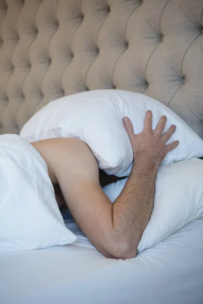 Homem Com Travesseiro Cobrindo Seu Rosto Enquanto Dormia Quarto Casa — Fotografia de Stock