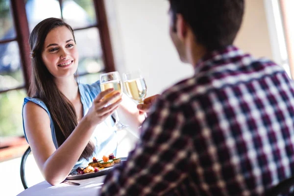 Restoranda Beyaz Şarap Cam Toasting Genç Çift — Stok fotoğraf