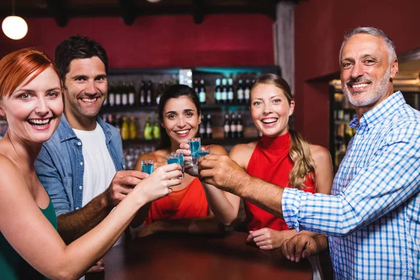 Porträt Von Freunden Die Einem Nachtclub Tequila Gläser Prosten — Stockfoto