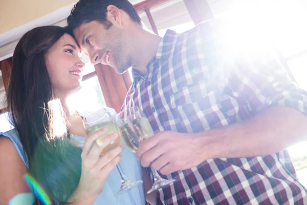 Vista Ángulo Bajo Pareja Con Vino Blanco Restaurante — Foto de Stock