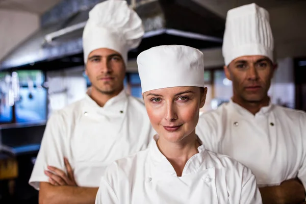 Grupo Chefs Pie Con Los Brazos Cruzados Cocina Del Hotel —  Fotos de Stock