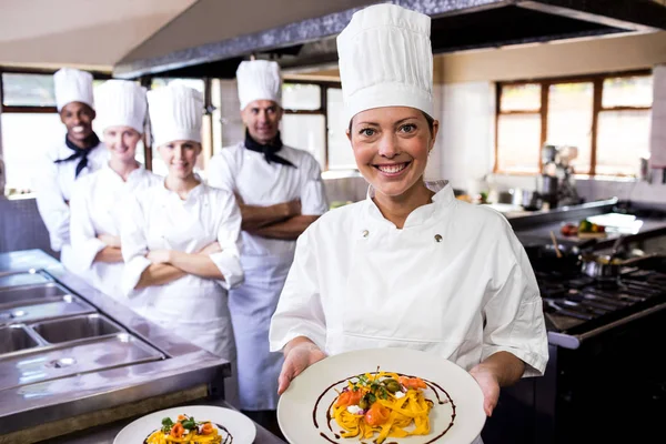 Groep Van Chef Koks Houden Bord Pasta Bereid Keuken Bij — Stockfoto