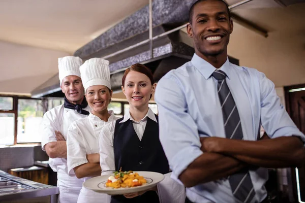 Groep Van Hotel Staffs Permanent Met Armen Gekruist Keuken Bij — Stockfoto