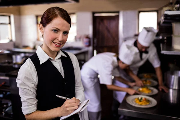 Cameriera Femminile Notando Ordine Sul Blocco Note Cucina Hotel — Foto Stock