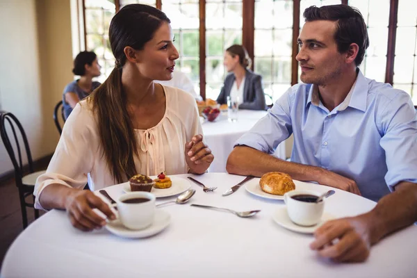 Casal Jovem Conversando Uns Com Outros Restaurante — Fotografia de Stock