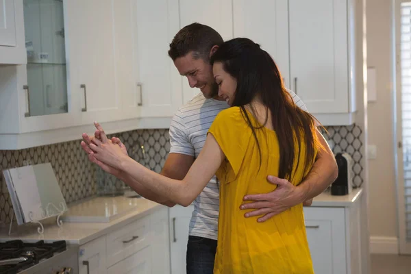 Couple Dansant Ensemble Dans Cuisine Maison — Photo