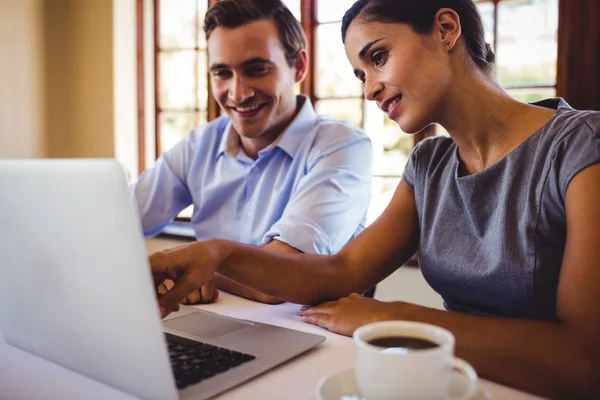 Mensen Uit Het Bedrijfsleven Bespreken Laptop Restaurant — Stockfoto