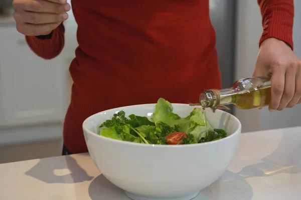 Femme Verser Huile Cuisson Sur Les Légumes Dans Cuisine Maison — Photo