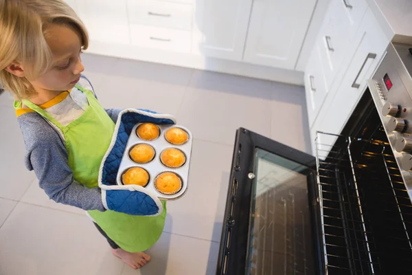 Pojken Håller Bricka Med Muffins Hemma — Stockfoto