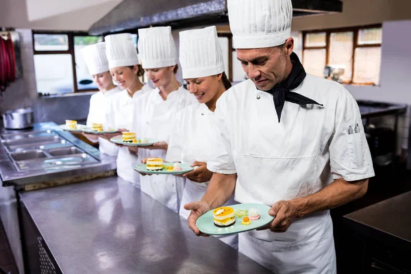 Groep Van Chef Koks Houden Plaat Van Heerlijke Desserts Keuken — Stockfoto