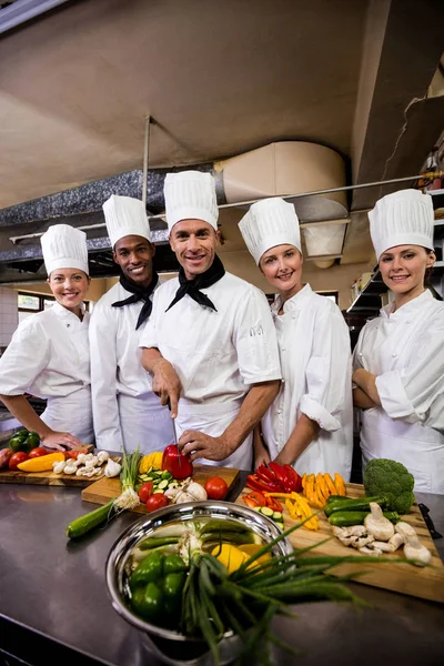 Grupo Chefs Que Preparan Comida Cocina Del Hotel —  Fotos de Stock