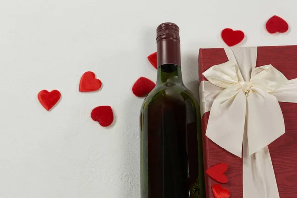 Gros Plan Bouteille Vin Avec Cadeau Saint Valentin Décoration Sur — Photo