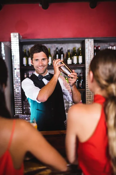 Bartender Agitando Coquetel Coquetel Balcão Bar Boate — Fotografia de Stock