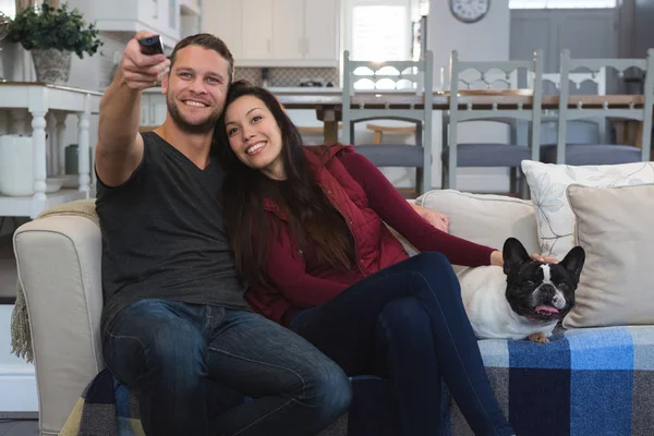 Casal Assistindo Televisão Com Seu Cão Estimação Sala Estar Casa — Fotografia de Stock