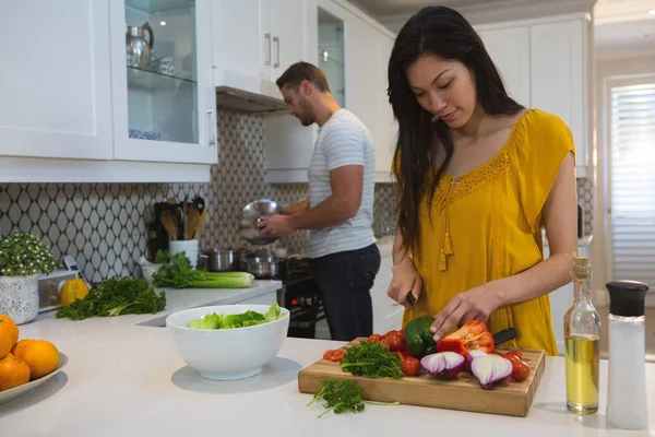 Mulher Cortando Legumes Enquanto Homem Cozinha Comida Cozinha Casa — Fotografia de Stock