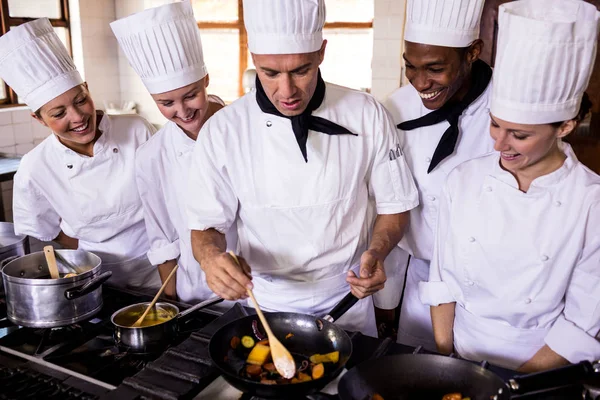 Ομάδα Από Σεφ Προετοιμασία Φαγητού Στην Κουζίνα Του Ξενοδοχείου — Φωτογραφία Αρχείου