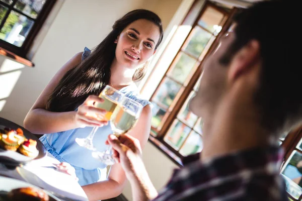 Jovem Casal Brindar Copo Vinho Branco Restaurante — Fotografia de Stock