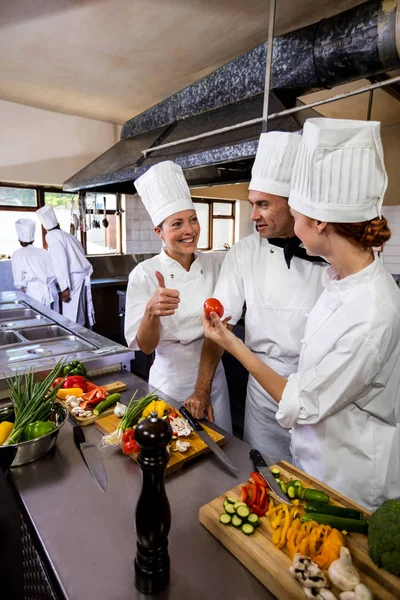 Groupe Chefs Interagissant Les Uns Avec Les Autres Dans Cuisine — Photo