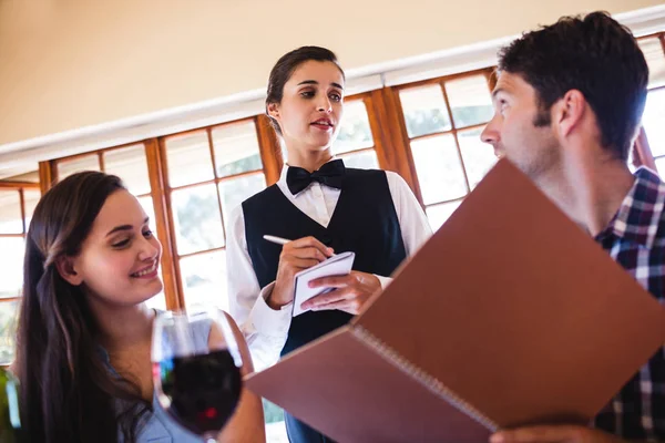 Garçonete Recebendo Uma Ordem Casal Restaurante — Fotografia de Stock