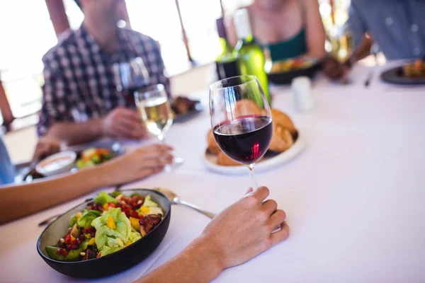 Primo Piano Della Donna Che Tiene Bicchiere Vino Nel Ristorante — Foto Stock