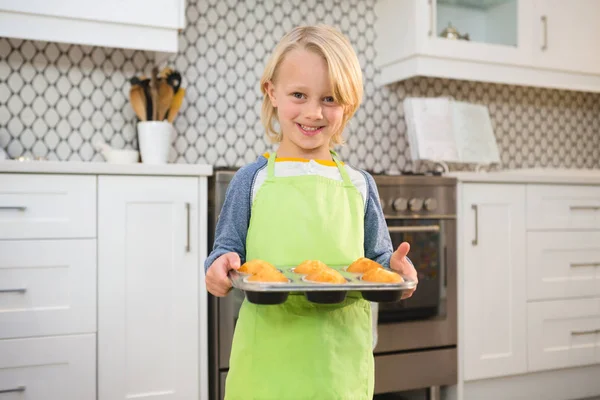 Porträtt Pojke Håller Bricka Med Muffins Hemma — Stockfoto