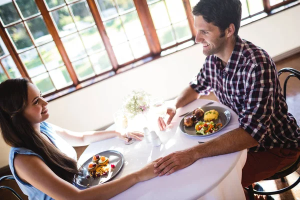 Romantyczna Para Trzymając Się Ręce Restauracji — Zdjęcie stockowe