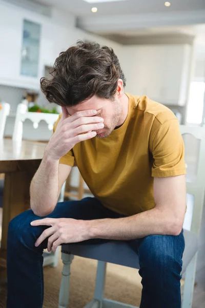 Bezorgd Jongeman Thuis Zitten — Stockfoto