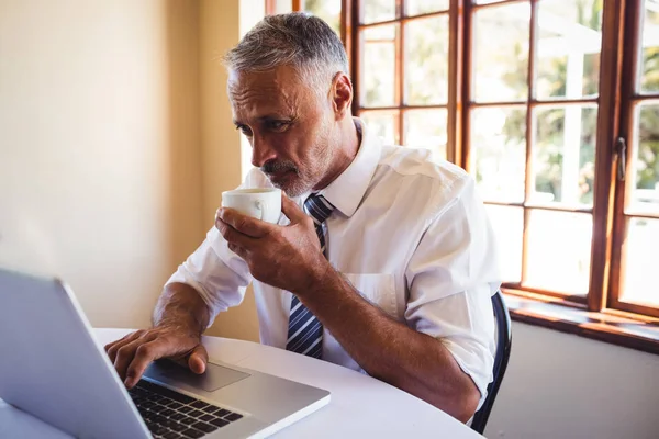 Uomo Affari Che Utilizza Computer Portatile Mentre Prende Caffè Nel — Foto Stock