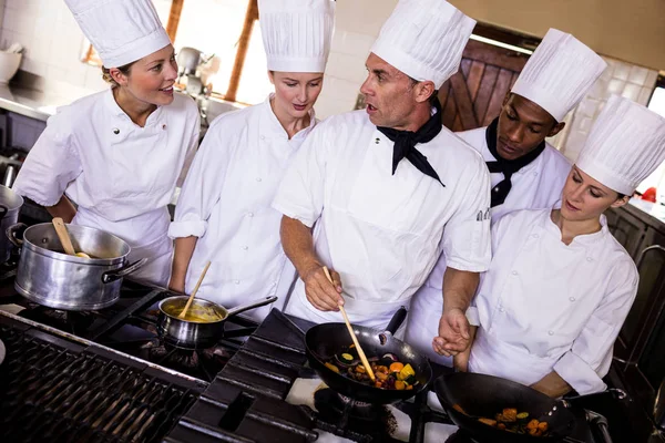 Gruppe Von Köchen Bereitet Essen Der Küche Des Hotels — Stockfoto