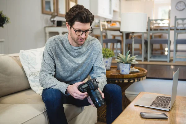 Man Använder Digital Kamera Vardagsrummet Hemma — Stockfoto