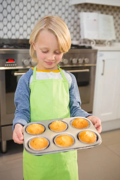 Menino Segurando Uma Bandeja Muffins Casa — Fotografia de Stock