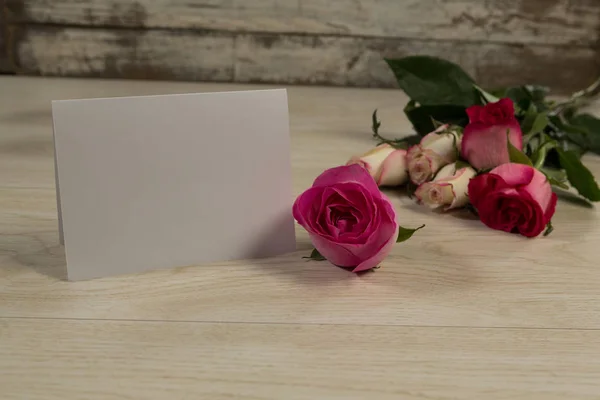 Close Van Kaart Roze Bloemen Houten Tafel — Stockfoto