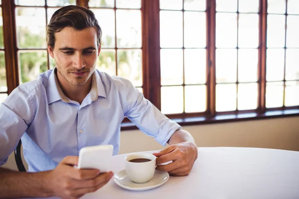 Man Using Mobile Phone While Having Coffee Restaurant — Stock Photo, Image