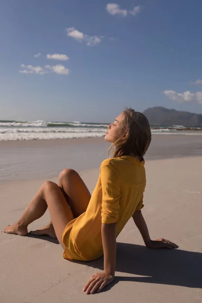 Vista Laterale Bella Donna Rilassante Con Gli Occhi Chiusi Spiaggia — Foto Stock