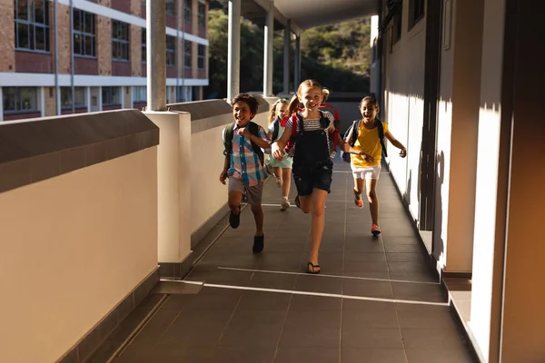 Okul Lköğretim Okulu Koridorda Koşma Ile Schoolkids Önden Görünümü — Stok fotoğraf