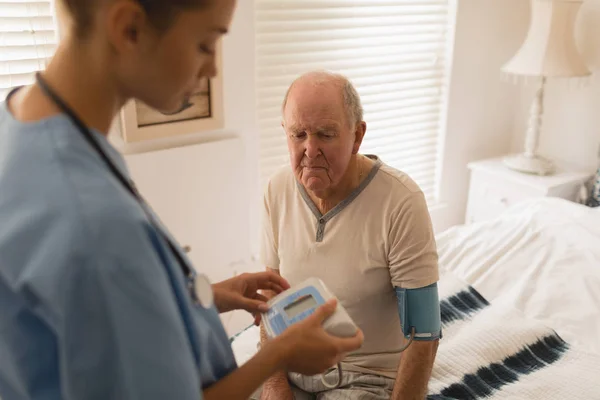 Seitenansicht Einer Ärztin Die Den Blutdruck Eines Älteren Mannes Überprüft — Stockfoto
