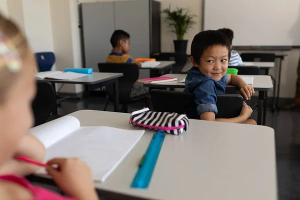 Gelukkig Schooljongen Terugkijken Klas Van Basisschool — Stockfoto