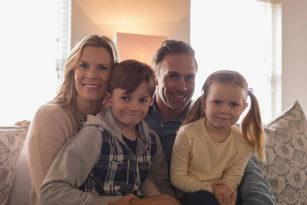 Retrato Bela Família Caucasiana Feliz Quatro Sentados Juntos Sofá Sala — Fotografia de Stock