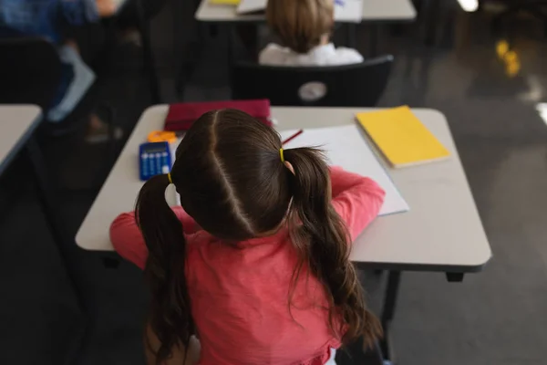 Vista Posteriore Della Studentessa Che Studia Classe Seduta Banchi Scuola — Foto Stock