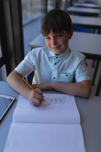 Vooraanzicht Van Schooljongen Puttend Uit Notitieboekje Camera Bureau Klas Van — Stockfoto