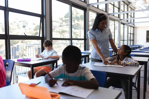 Vista Lateral Joven Profesora Enseñanza Escolar Escritorio Aula Escuela Primaria —  Fotos de Stock