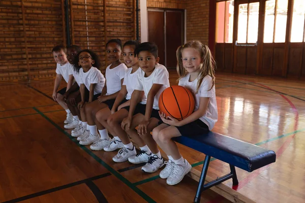 Vista Lateral Alunos Com Basquete Sentado Banco Olhando Para Câmera — Fotografia de Stock