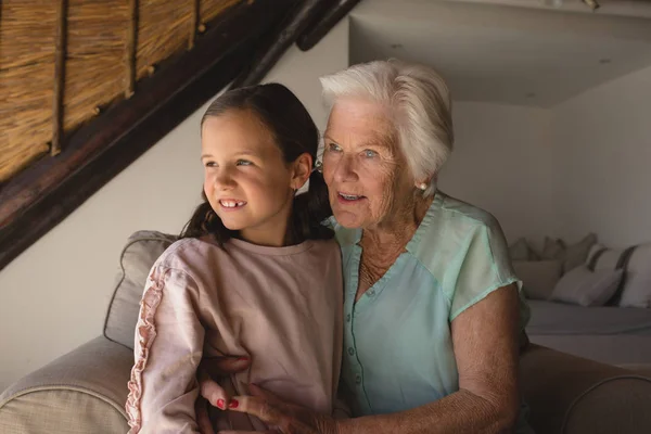 Mormor Och Barnbarn Avkopplande Tillsammans Och Tittar Bort Vardagsrummet Hemma — Stockfoto