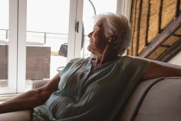 Вид Сбоку Пожилой Женщины Отдыхающей Гостиной Дома — стоковое фото