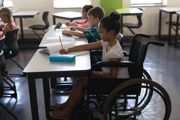 Vista Lateral Estudante Deficiente Com Colegas Classe Estudando Sentado Mesa — Fotografia de Stock