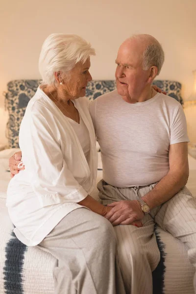 Frontansicht Eines Älteren Ehepaares Das Sich Hause Auf Dem Bett — Stockfoto