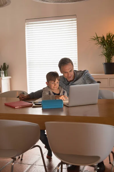 Yardımsever Baba Oğlu Evde Laptop Kullanırken Ödevlerine Yardım Önden Görünümü — Stok fotoğraf
