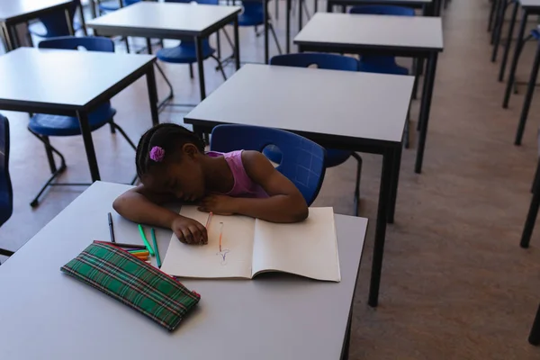 Vista Ángulo Alto Colegiala Durmiendo Escritorio Aula Escuela Primaria —  Fotos de Stock